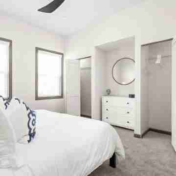 Sunny Blue: 4 BR, 2 En-suites, Hip Fountain Square Rooms