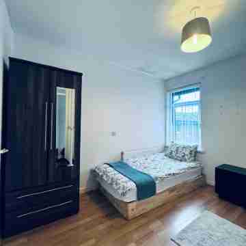 3 Bed House - Sleeps 8 - Pets - Parking - Wifi Rooms