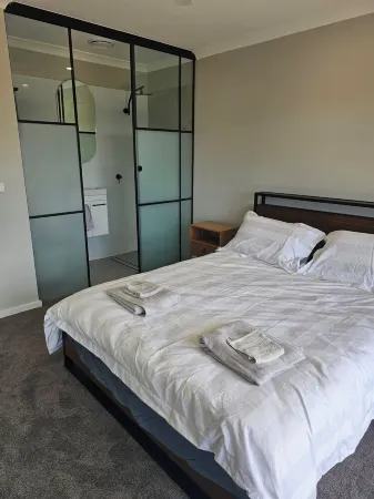 Quiet house with great views and a 5 min drive to town