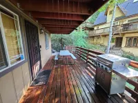 Romantic, Pet-Friendly Cabin. 5-min walk to Lake. 2 BBQ + 2 Decks + Fire Pit/EV