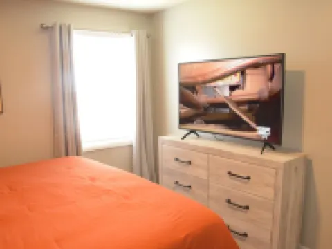 The Perfect Spot: 2-Bedroom Apt - Centrally located in fabulous Enterprise! エンタープライズのホテル