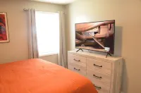 The Perfect Spot: 2-Bedroom Apt - Centrally located in fabulous Enterprise! فنادق في إنتربرايز