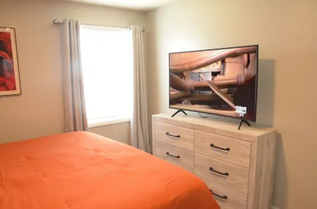 The Perfect Spot: 2-Bedroom Apt - Centrally located in fabulous Enterprise!