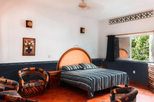 Jardines Tropicales - 3 blocks from the beach