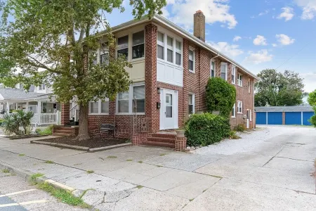 Unwind at Ventnor Beach: Spacious Summer Retreat with Private Parking, Sleeps 9!