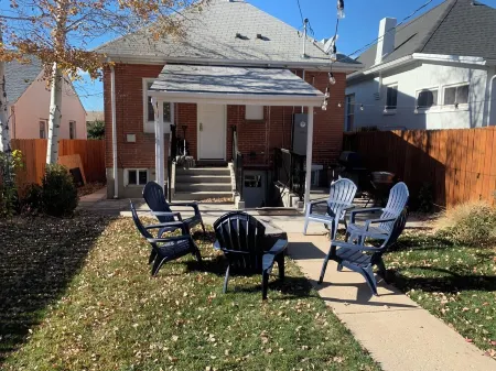 Rejuvenate in a Renovated Wash Park Garden House Отели рядом с достопримечательностью «Денверский университет»