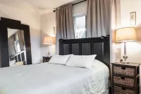 Niko's Beach Home Perfect Location In The Cove