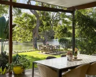 A delightful riverside house -comfortable and stylish - in Urunga Hotel in zona Ocean View Hotel - Urunga