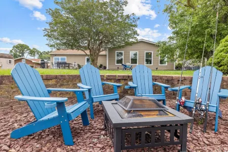 WATERFRONT*SEMI-PRIVATE BEACH*KING BD* DUAL DESK WORKSTATIONS* BLAZING FAST WIFI