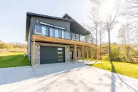 Spacious modern cottage with incredible views in the Bruce Peninsula Hotels in Georgian Bluffs