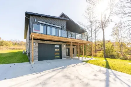 Spacious modern cottage with incredible views in the Bruce Peninsula