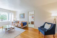 Stylish 4 Bedroom Home minutes from Downtown Champaign & Campus
