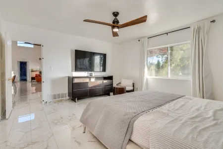 chateau Catalina Foothills city & mountain views surrounded with 3 Acres gated Отели рядом с достопримечательностью «Tucson Clay Co-Op»