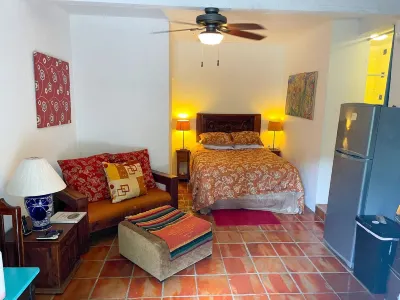 Casita Madina - w/ Rooftop Terrace, Pool, Views Of Bay & Zona Romantica Hôtels à : Benito Juárez