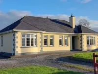Spacious four-bed property located in Banagher outside Birr. Hotels in Offaly