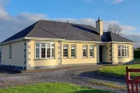 Spacious four-bed property located in Banagher outside Birr. のホテル