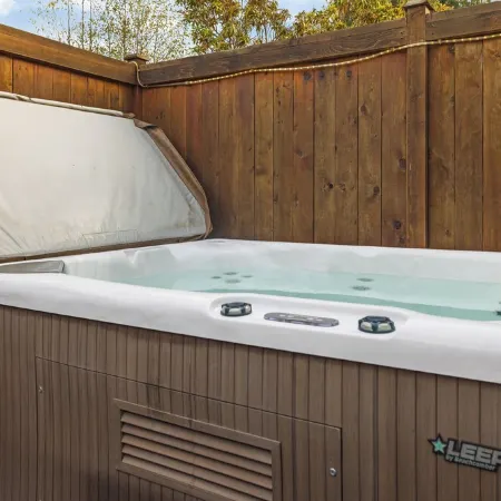 Oceanfront Cottage: Private Dock, Beach Access, Hot Tub, BBQ & Free Kayaks Отели в г. Сук