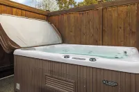 Oceanfront Cottage: Private Dock, Beach Access, Hot Tub, BBQ & Free Kayaks