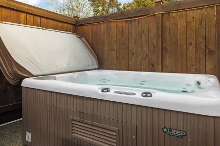 Oceanfront Cottage: Private Dock, Beach Access, Hot Tub, BBQ & Free Kayaks