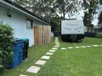 Comfortable RV_Self Check-in, freeWIFI, Free parking, full kitchen, bathroom.