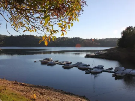 Casa Dos Vidros - Lakefront Charmer Villa Отели рядом с достопримечательностью «Baloiço Panorâmico da Mata Nacional dos 7 Montes»