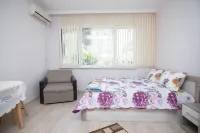 Lynn's Oasis-Ocean Touch in Core Downtown Hotels in Burgas