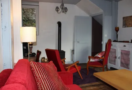 HOUSE 2 bedrooms - terrace river view NO GARDEN - no Wifi or TV Отели в г. Ле-Бюг