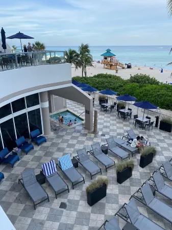 Beautiful Hotel Suite on the Beach ! Minimum 3 Months. LIC : STR-01361