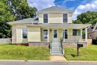 Bungalow in the heart of Greensboro, close to Downtown, restaurants and shops Hotels near Greensboro Public Library - Central Library