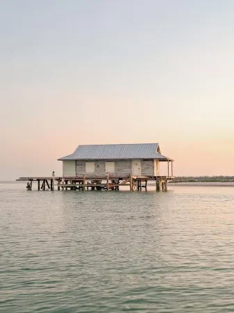 Fully Renovated Luxury House Pool! Huge 5 Bd 5 BA 9 Bed! Sleeps 16! 2 Golf Carts Отели рядом с достопримечательностью «Кэптива Север-Энд Бич Аксесс»