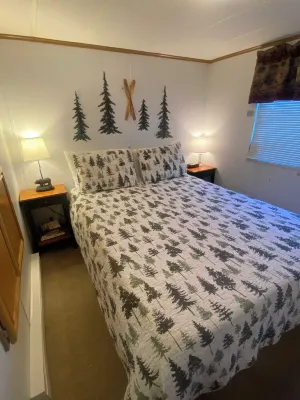 Cozy Chalet-Close to River/Town/Gondola/Indoor Pool/Hot Tubs/Sleeps 2
