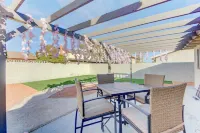 KING SIZE BED! MASSAGE CHAIR! EV CHARGER~~OVERHEAD SHOWER!15 Minutes From Strip!