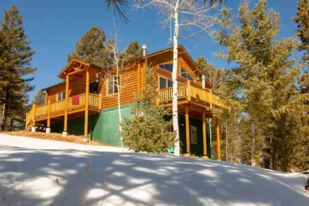 Mountain Sunrise Cabin with breathe taking views.