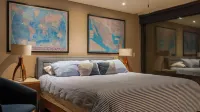 Nima Bay Luxurious 3 bedroom, 2 story Penthouse. Hotels in 