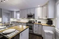 JUST REMODELED top to bottom -  master bed/bath on main floor! Hotels in Cleveland Heights