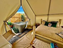 “Sunshine” Glamping, Private Bath + Hot Tub
