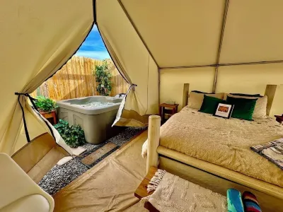 “Sunshine” Glamping, Private Bath + Hot Tub