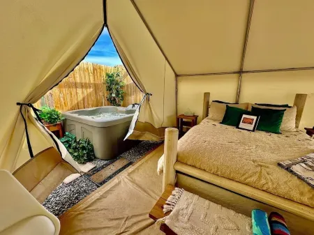 “Sunshine” Glamping, Private Bath + Hot Tub Отели рядом с достопримечательностью «Парк Уотерфронт»