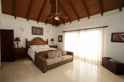 Pristine pool, 4K cinema complete with Apple TV & two Staff members. Hotels in 