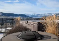 Luxury 2 bed suite just 4 minutes to downtown!