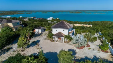 Escape to Exhale at a modern style villa with breathtaking views of chalk sound Отели рядом с достопримечательностью «Turks and Caicos Island»