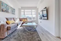 NEWLY BUILT LUXURIOUS 3BRM TOWN HS/AIRPORT/PARKING