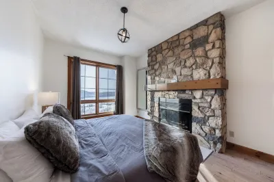 Lake view, A/C, pool, hot tub, BBQ, Parking Hotels in 