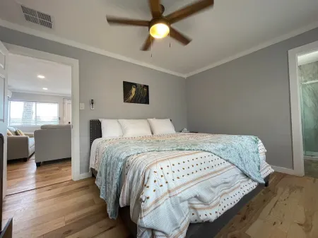 Bright 3 bedroom, 2 bath home; game room w/ arcade machines - basketball machine