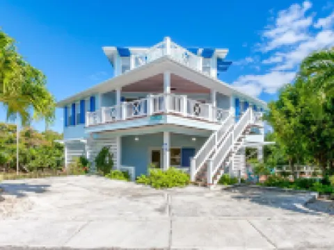 Blue Tang - Newly Renovated Bahamian Villa, minutes to the ocean! Hotels in Elbow Cay