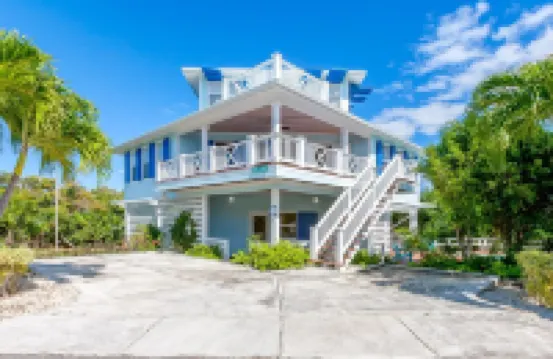 Blue Tang - Newly Renovated Bahamian Villa, minutes to the ocean! Hotels in 