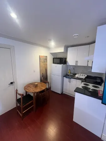 Private bachelor suite Vancouver Отели рядом с достопримечательностью «Дэвид Томпсон Секондари Скул»