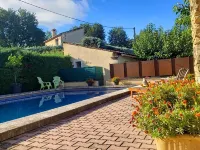 Cottage at the foot of the Luberon + Garden and private swimming pool Hotels in Robion