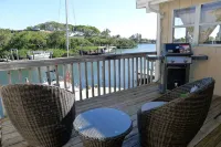 Newly Renovated Sea Breeze Cottage with Private Dock, Easy Access to Bimini Bay Hotels in Anna Maria