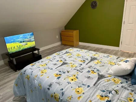 Cozy 2-bedroom apartment with WiFi, AC in  Irvington